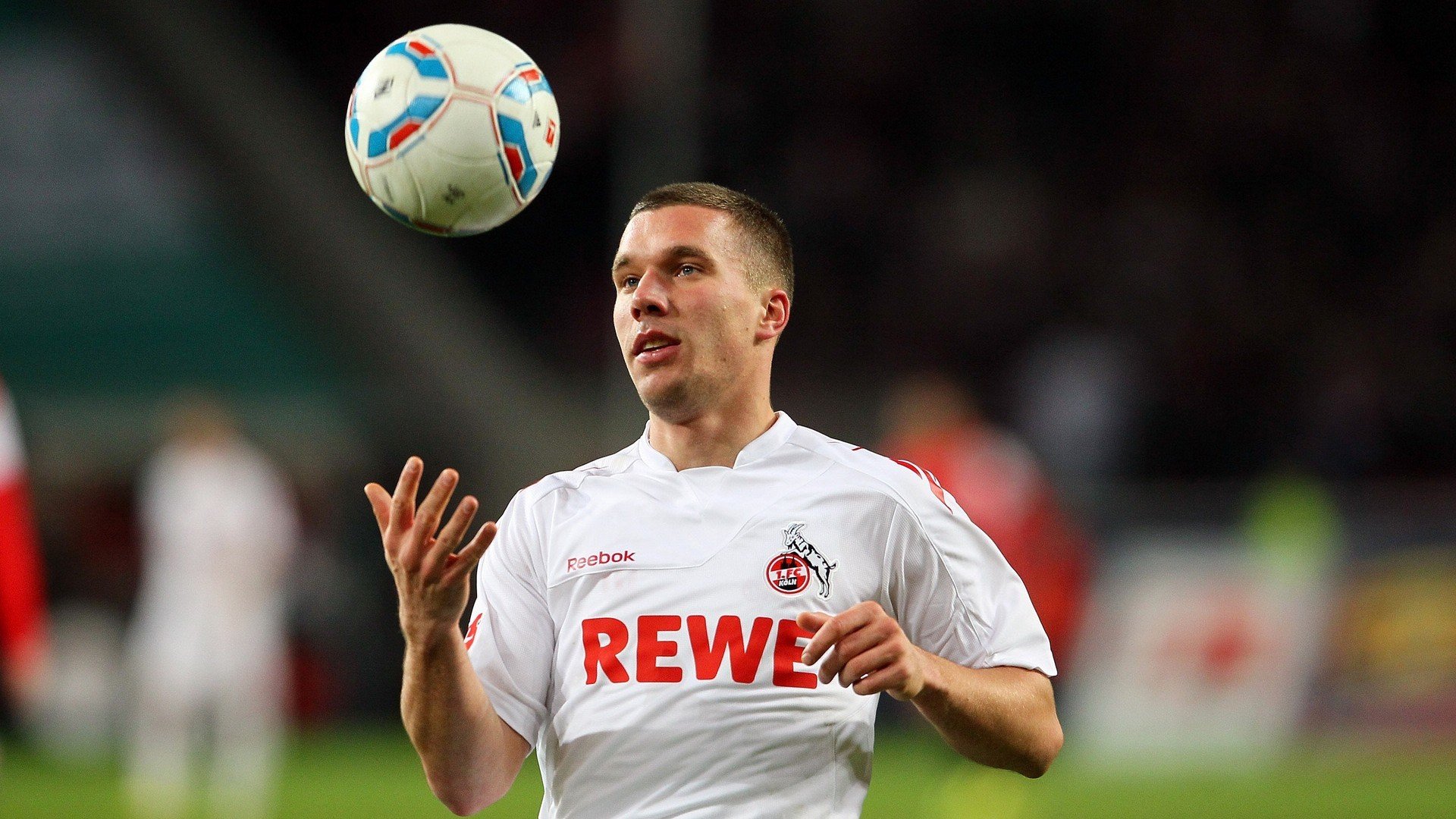 赛场默契：车手与队友完美配合的瞬间